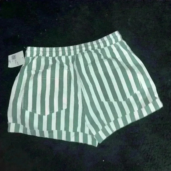 Cute green and white stripped cuffed shorts - Picture 2 of 3